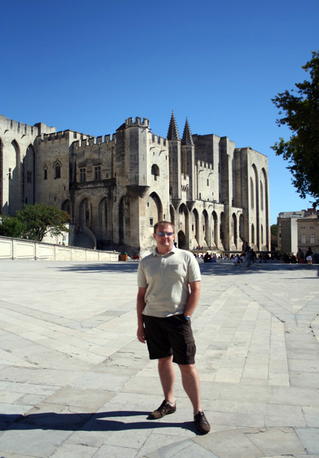 Przed Pałacem Papierzy w Avignon